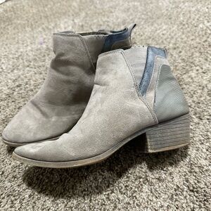 Women’s Madden Girl ankle boots tan silver metallic suede size 7